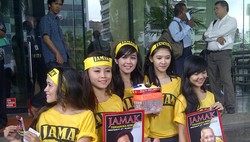 Wanita Cantik Berpakaian Seksi Dilarang Masuk ke KPK