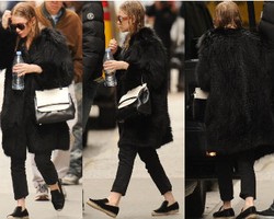 Ashley Olsen PD Jalan-jalan dengan Rambut Basah Habis Keramas