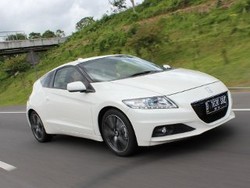Ngebut dengan Mobil Sport Hybrid Honda CR-Z