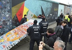 200 Orang Berdemo Tolak Penggusuran Tembok Berlin