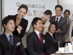 Wow, Pramugara Korean Air Belajar Dandan