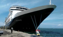 Kapal Pesiar dari AS Berkunjung ke Makassar