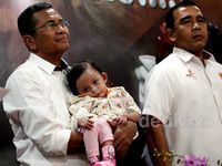 Dahlan Iskan Gendong Anak Penderita Kerapuhan Kulit