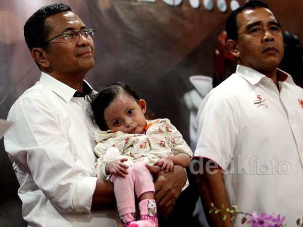 Dahlan Iskan Gendong Anak Penderita Kerapuhan Kulit