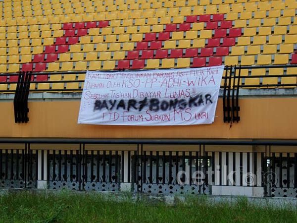 Stadion Utama Riau Disegel