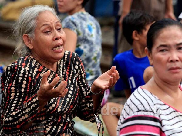 Doa dan Air Mata Warnai Kebakaran di Senen