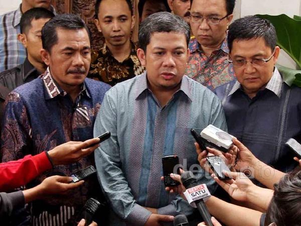 Timwas Century Sambangi Rumah Anas