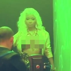 Ups, Nicki Minaj Pamer Payudara di Video Klip