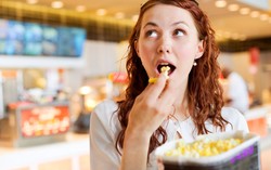 Sudah Diet Ketat Berat Badan Tak Turun Juga? Camilan Bisa Jadi Penyebabnya!