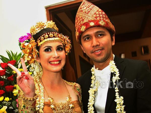 Senyuman Bahagia Arumi Bachsin Dilamar Emil