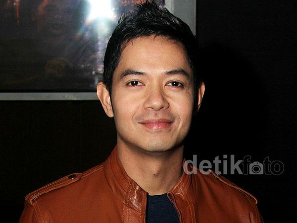 Senyuman Dude Harlino