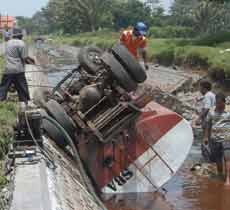 Truk Tangki Muat 5.000 Liter Pupuk Cair Terguling ke Sungai