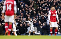 Aaron Lennon merayakan gol yang dibuatnya di menit ke-39. Reuters/Andrew Winning.