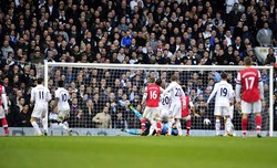 Arsenal yang tertinggal mencoba bangkit di babak kedua. Tapi, mereka cuma bisa menceploskan satu gol lewat Per Mertesacker. AFP/Glyn Kirk.