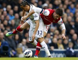 Olivier Giroud berusaha merebut bola dari Benoit Assou-Ekotto. Reuters/Andrew Winning.