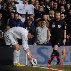 Polisi Buru Suporter yang Lempar Pisang ke Bale