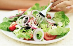 Ibu Hamil 7 Bulan Wajib Konsumsi Buah Segar dan Salmon