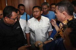 Anas Dapat Kiriman Paket Testimoni dari Pengurus DPP PD