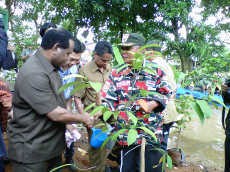 Menteri LH Kampanye Polisi Ciliwung di Bantaran Kali
