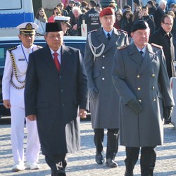 Hormati Korban Perang Jerman, SBY Beri Karangan Bunga di Neue Wache
