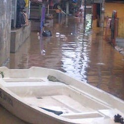 Ketinggian Air di Kampung Melayu Sudah Mencapai Sepinggang