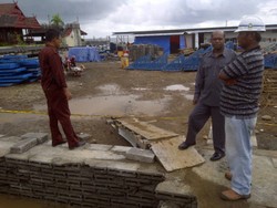 Polisi Segel Proyek Hotel di Pantai Losari Makassar