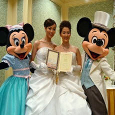 Pertama Kali, Pasangan Lesbian Menikah di Disney Tokyo
