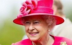 Ratu Elizabeth II Keluar Rumah Sakit Sambil Tersenyum