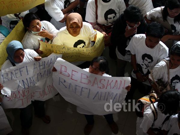 Pendukung Raffi Ahmad Geruduk PN Jaktim