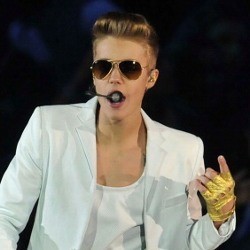 Telat Datang Konser, Justin Bieber Dimaki Penonton