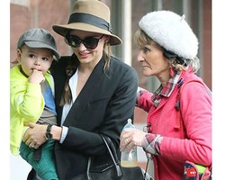 So Cute! 11 Seleb Cantik Bergaya Kompak dengan Anaknya