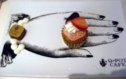 Di Q-pot Cafe Macaron dan Cupcake Jadi Perhiasan Cantik