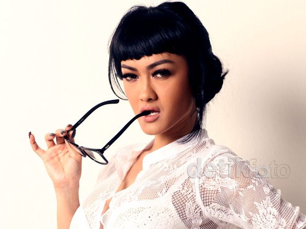 Julia Perez Si Sekretaris Seksi