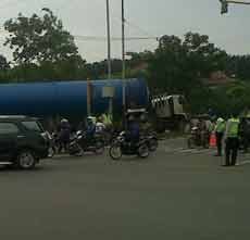 Truk Muat Tabung Besi Sepanjang 37 Meter Macetkan Jalan Demak
