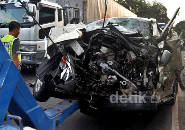 Avanza vs Truk, 3 Orang Tewas
