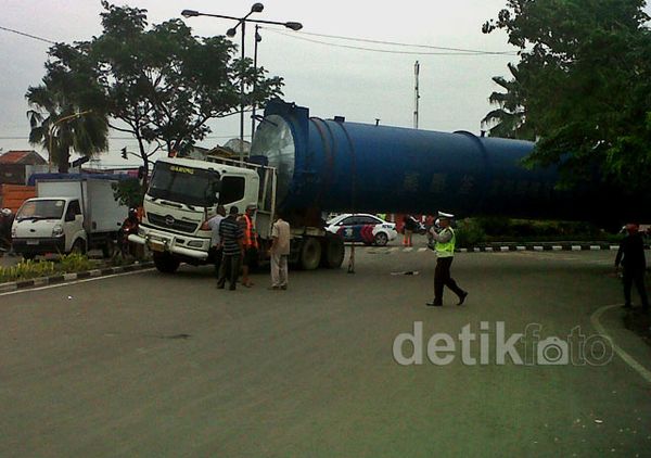 Truk Muat Tabung Besi Sepanjang 37 Meter Bikin Macet