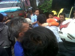 Minibus Terlempar Diseruduk Truk di Garut, Seorang Penumpang Terjepit