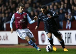 Carlos Tevez melakukan serangan ke pertahanan Aston Villa. Reuters/Eddie Keogh.