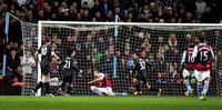 Carlos Tevez membobol gawang Aston Villa di menit ke-45. AFP/Paul Ellis.