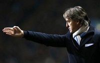 Roberto Mancini memberikan arahan kepada para pemain Manchester City. Reuters/Eddie Keogh.