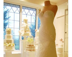 Wow, Ada Kue Raksasa Seukuran Manusia Berbentuk Gaun Pengantin