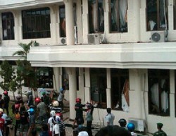 Selain Kantor Pemkot & PLN, Mobil Dinas & Kantor DPRD Juga Dirusak Massa