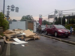 Hindari Mikrolet, Truk Pengangkut Kertas Terbalik di Jatinegara
