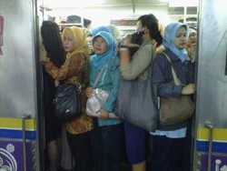 Perjalanan KRL Terganggu, Penumpang di Stasiun Sudirman Menumpuk