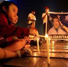 Puluhan Orang Nyalakan Lilin di Bundaran HI untuk Hugo Chavez