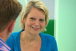 Wanita Ini Tak Bisa Melihat Puting Payudaranya Sendiri Selama 35 Tahun