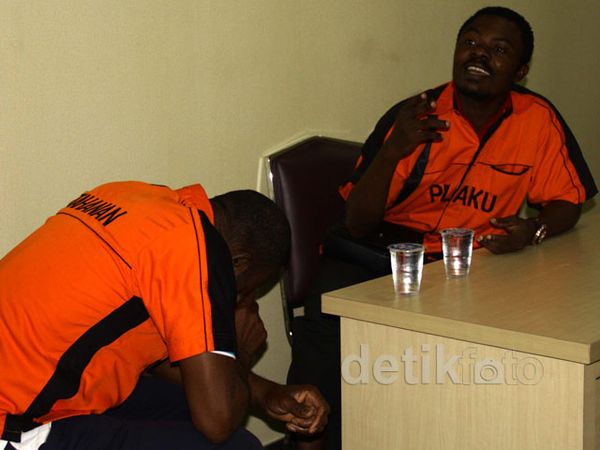 WN Nigeria Penyelundup Paspor Palsu Ditangkap WN Nigeria Penyelundup Paspor Palsu Ditangkap