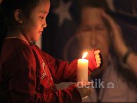 Puluhan Orang Nyalakan Lilin untuk Hugo Chavez