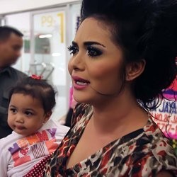 Sibuk Kerja, Krisdayanti Titip Anak pada Ibunda