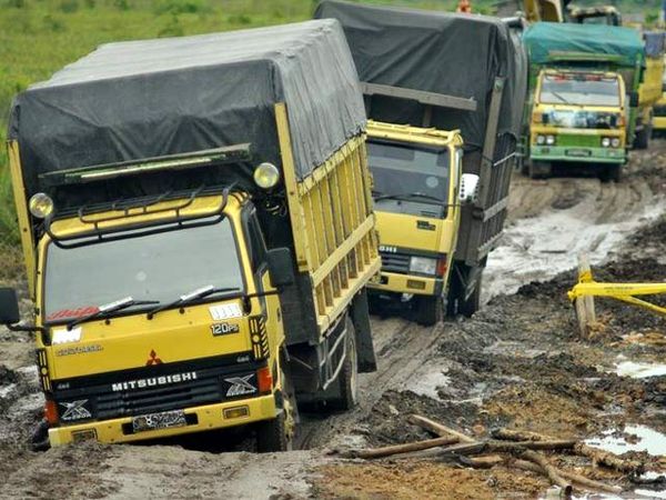Jalan di Tumbang Nusa Rusak Parah